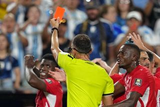 Nepochopitelné pravidlo, řekl trenér Švýcarska o vyloučení Embola | ČeskéNoviny.cz
